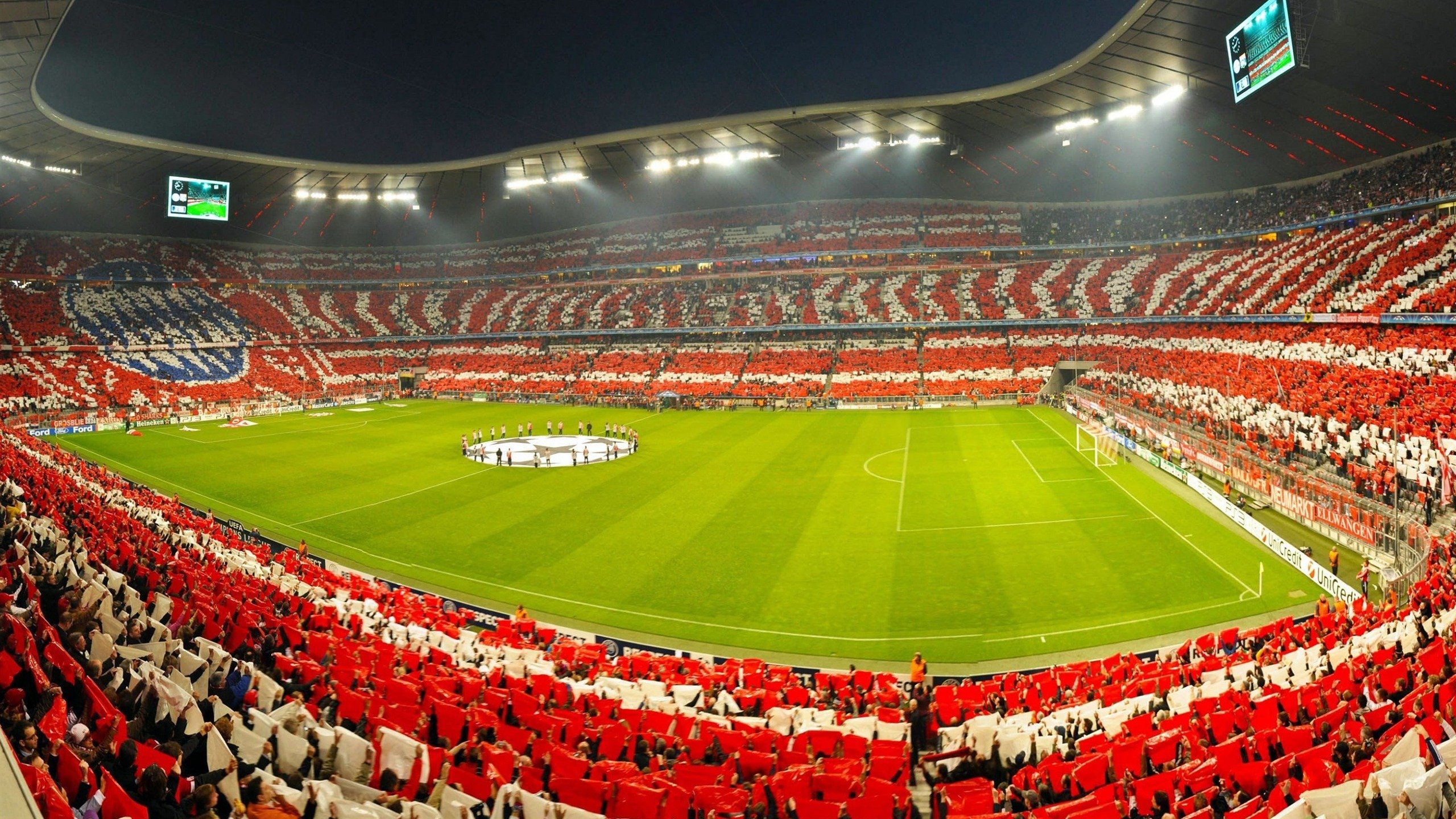 爱游戏官方论坛-C罗训练中与小球迷互动温馨一刻，c罗小球迷感动瞬间